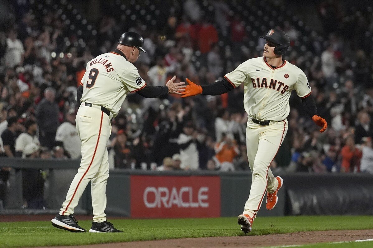 맷 채프만이 6이닝 홈런을 치고 자이언츠가 화이트삭스를 5-3으로 이기다